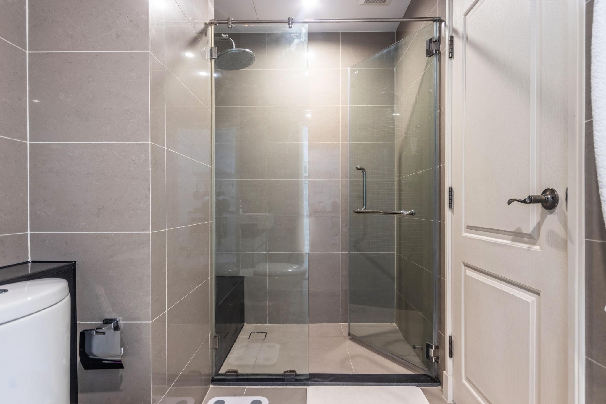 671390410_Sliding Shower Cubicle 4.jpg